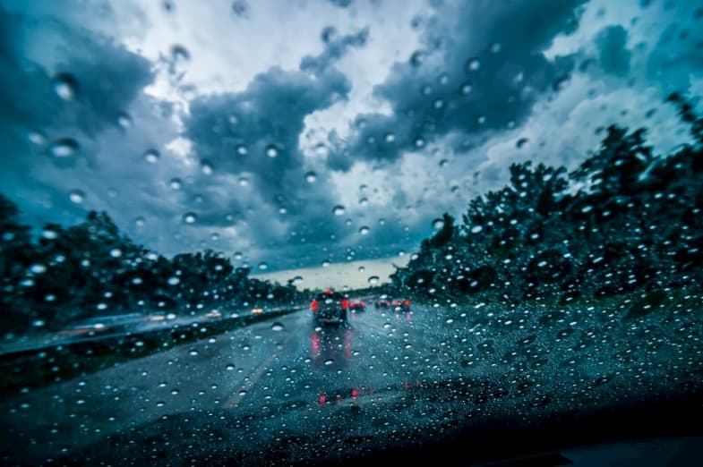 Las mejores escobillas limpiaparabrisas para conducir de forma segura con  lluvia